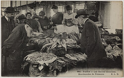 Marchandes aux Halles centrales de Paris, chacune à son étal